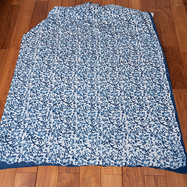 〔1m切り売り〕伝統息づく南インドから　昔ながらの木版インディゴ藍染布 - 更紗模様〔横幅:約113.5cm〕 3 - 全体を広げてみたところです。1mの長さごとにご購入いただけます。