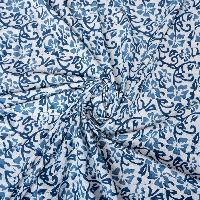 〔1m切り売り〕伝統息づく南インドから　昔ながらの木版インディゴ藍染布 - 更紗模様〔横幅:約113.5cm〕 4 - インドならではの布ですね。