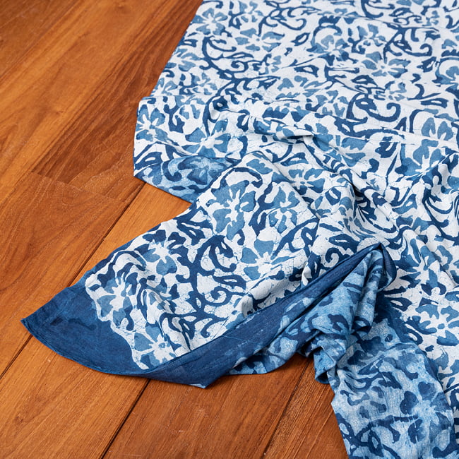 〔1m切り売り〕伝統息づく南インドから　昔ながらの木版インディゴ藍染布 - 更紗模様〔横幅:約113.5cm〕 5 - 縁部分の写真です。雰囲気ある、このムラはハンドメイドにしか出せません。
