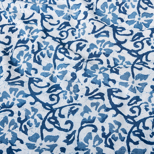 〔1m切り売り〕伝統息づく南インドから　昔ながらの木版インディゴ藍染布 - 更紗模様〔横幅:約113.5cm〕の写真1枚目です。木版で丁寧にプリント。インドらしい味わいのある布地です。藍染め,インディゴ,ウッドブロック,木版染め,ボタニカル,唐草模様,切り売り,量り売り布,アジア布 手芸
