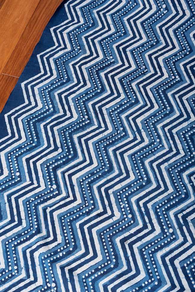 〔1m単位切り売り〕伝統息づく南インドから　昔ながらの木版インディゴ藍染布 - ジグザグ模様〔横幅:約112.5cm〕 2 - とても素敵な雰囲気です