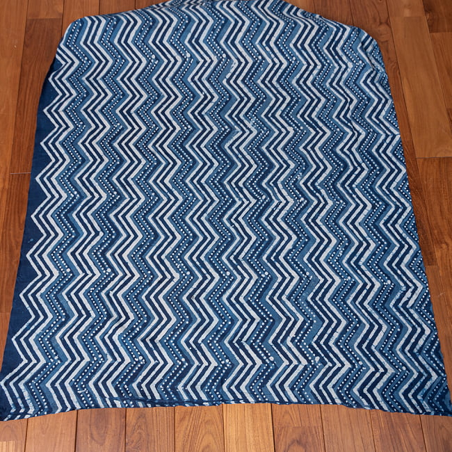 〔1m単位切り売り〕伝統息づく南インドから　昔ながらの木版インディゴ藍染布 - ジグザグ模様〔横幅:約112.5cm〕 3 - 全体を広げてみたところです。1mの長さごとにご購入いただけます。