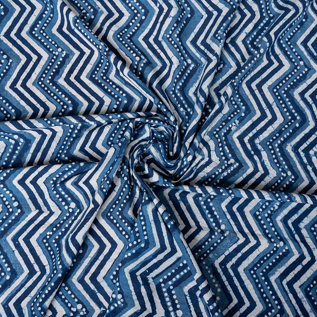 〔1m切り売り〕伝統息づく南インドから　昔ながらの木版インディゴ藍染布 - ジグザグ模様〔横幅:約112.5cm〕 4 - インドならではの布ですね。