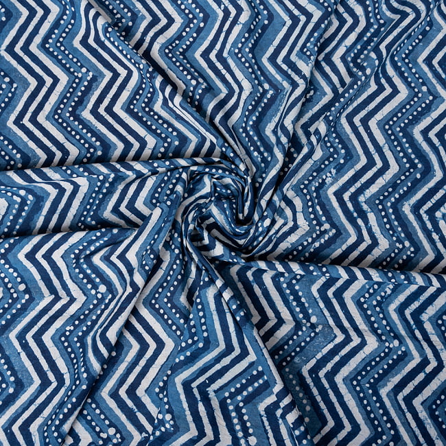 〔1m単位切り売り〕伝統息づく南インドから　昔ながらの木版インディゴ藍染布 - ジグザグ模様〔横幅:約112.5cm〕 4 - インドならではの布ですね。