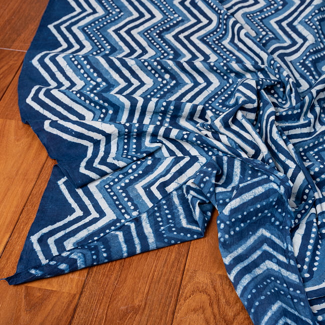 〔1m単位切り売り〕伝統息づく南インドから　昔ながらの木版インディゴ藍染布 - ジグザグ模様〔横幅:約112.5cm〕 5 - 縁部分の写真です。雰囲気ある、このムラはハンドメイドにしか出せません。