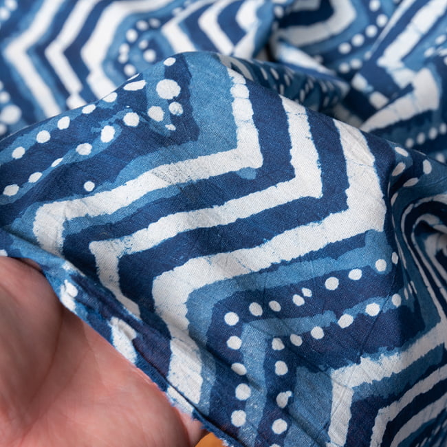 〔1m単位切り売り〕伝統息づく南インドから　昔ながらの木版インディゴ藍染布 - ジグザグ模様〔横幅:約112.5cm〕 6 - 生地の拡大写真です