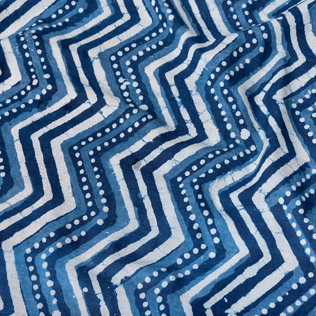 〔1m切り売り〕伝統息づく南インドから　昔ながらの木版インディゴ藍染布 - ジグザグ模様〔横幅:約112.5cm〕の写真1枚目です。木版で丁寧にプリント。インドらしい味わいのある布地です。藍染め,インディゴ,ウッドブロック,木版染め,ボタニカル,唐草模様,切り売り,量り売り布,アジア布 手芸