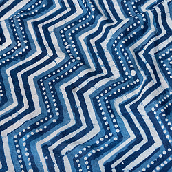 〔1m切り売り〕伝統息づく南インドから　昔ながらの木版インディゴ藍染布 - ジグザグ模様〔横幅:約112.5cm〕の商品写真