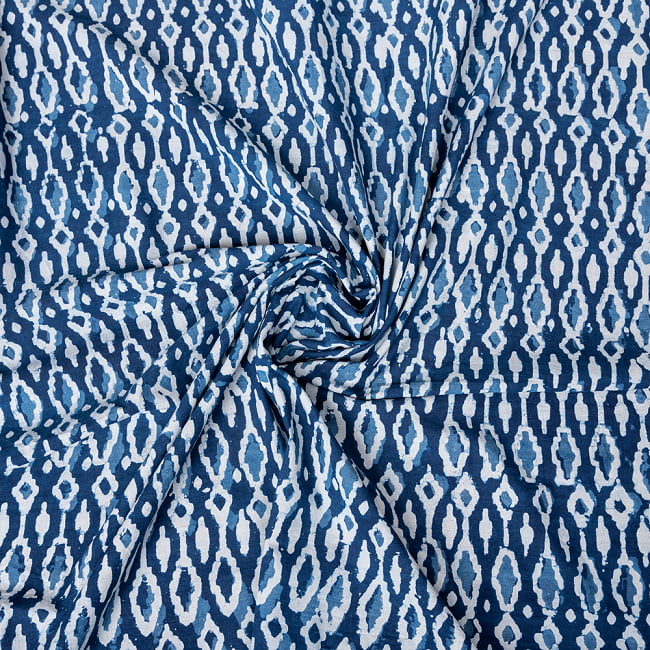 〔1m切り売り〕伝統息づく南インドから　昔ながらの木版インディゴ藍染布 - うろこ雲模様〔横幅:約114cm〕 4 - インドならではの布ですね。