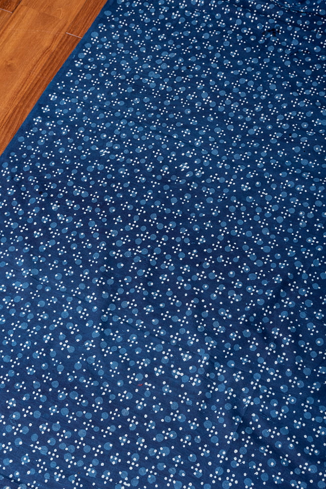 〔1m単位切り売り〕伝統息づく南インドから 昔ながらの木版インディゴ藍染布 - ドット模様〔横幅:約113cm〕 2 - とても素敵な雰囲気です