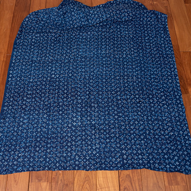 〔1m単位切り売り〕伝統息づく南インドから 昔ながらの木版インディゴ藍染布 - ドット模様〔横幅:約113cm〕 3 - 全体を広げてみたところです。1mの長さごとにご購入いただけます。