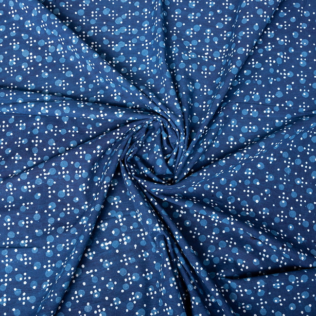 〔1m切り売り〕伝統息づく南インドから　昔ながらの木版インディゴ藍染布 - ドット模様〔横幅:約113cm〕 4 - インドならではの布ですね。