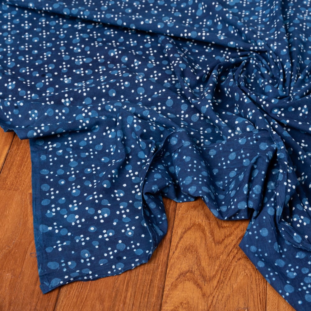 〔1m単位切り売り〕伝統息づく南インドから　昔ながらの木版インディゴ藍染布 - ドット模様〔横幅:約113cm〕2枚目の説明写真です