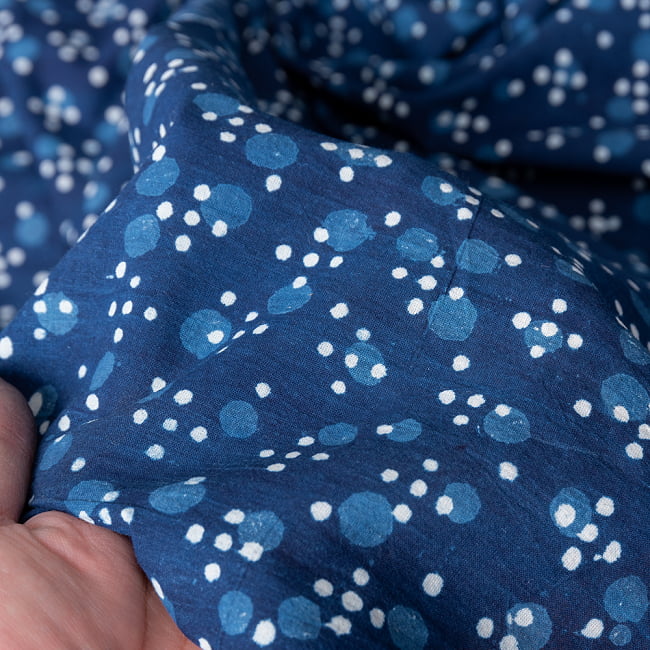 〔1m単位切り売り〕伝統息づく南インドから 昔ながらの木版インディゴ藍染布 - ドット模様〔横幅:約113cm〕 6 - 生地の拡大写真です