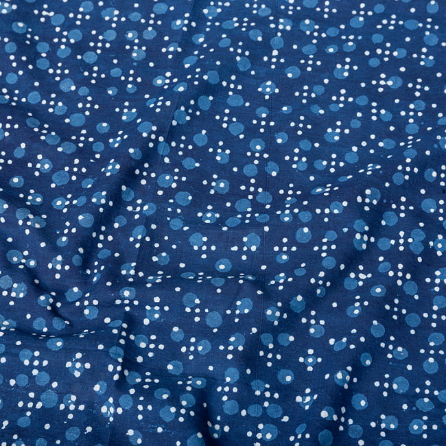 〔1m切り売り〕伝統息づく南インドから　昔ながらの木版インディゴ藍染布 - ドット模様〔横幅:約113cm〕の写真1枚目です。木版で丁寧にプリント。インドらしい味わいのある布地です。藍染め,インディゴ,ウッドブロック,木版染め,ボタニカル,唐草模様,切り売り,量り売り布,アジア布 手芸