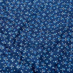 〔1m切り売り〕伝統息づく南インドから　昔ながらの木版インディゴ藍染布 - ドット模様〔横幅:約113cm〕の商品写真
