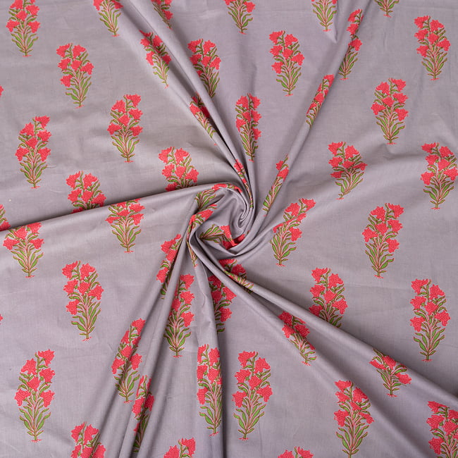 〔1m切り売り〕伝統息づく南インドから　昔ながらの伝統更紗模様布 - グレー系〔横幅:約103cm〕 4 - インドならではの布ですね。
