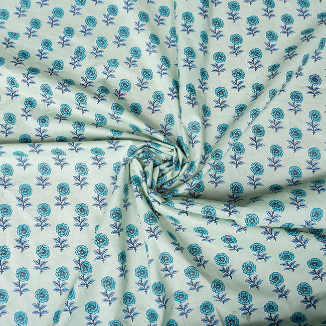 〔1m切り売り〕伝統息づく南インドから　昔ながらの更紗模様布 - ミントグリーン系〔横幅:約107.5cm〕 4 - インドならではの布ですね。