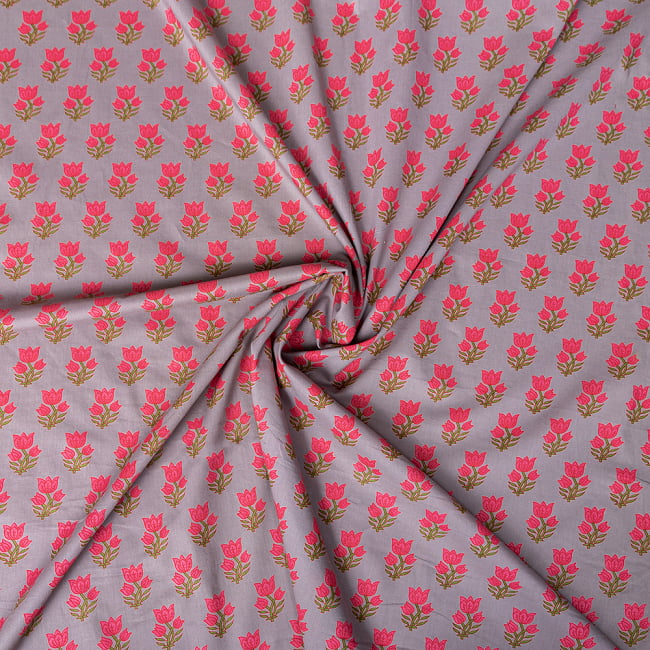 〔1m切り売り〕伝統息づく南インドから　昔ながらの更紗模様布 - グレー系〔横幅:約105cm〕 4 - インドならではの布ですね。