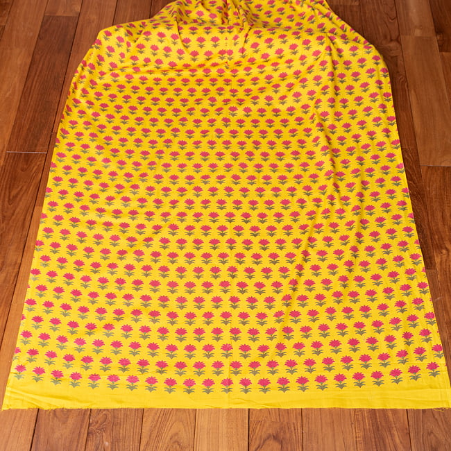 〔1m切り売り〕伝統息づく南インドから　昔ながらの更紗模様布 - 小花模様〔横幅:約103.5cm〕 3 - 全体を広げてみたところです。1mの長さごとにご購入いただけます。