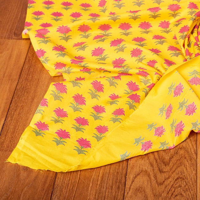 〔1m切り売り〕伝統息づく南インドから　昔ながらの更紗模様布 - 小花模様〔横幅:約103.5cm〕 5 - 縁部分の写真です。雰囲気ある、このムラはハンドメイドにしか出せません。