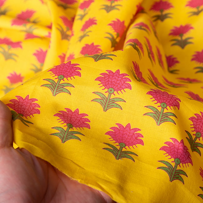 〔1m切り売り〕伝統息づく南インドから　昔ながらの更紗模様布 - 小花模様〔横幅:約103.5cm〕 6 - 生地の拡大写真です