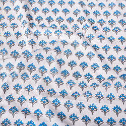 〔1m切り売り〕伝統息づく南インドから　昔ながらの更紗模様布 - ホワイト系〔横幅:約111cm〕の商品写真