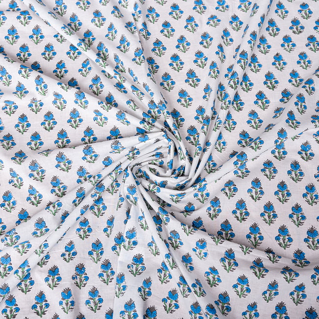 〔1m切り売り〕伝統息づく南インドから　昔ながらの更紗模様布 - ホワイト系〔横幅:約112cm〕 4 - インドならではの布ですね。
