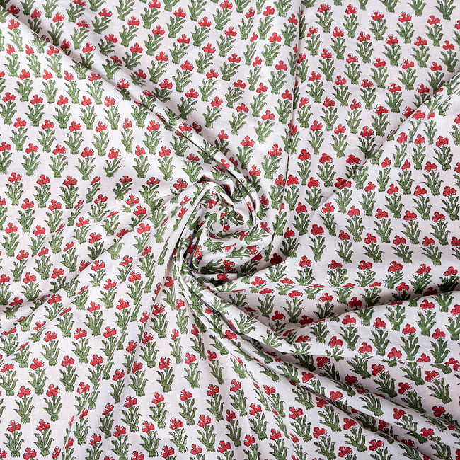 〔1m切り売り〕伝統息づく南インドから　昔ながらの木版染め更紗模様布 - ホワイト系〔横幅:約112cm〕 4 - インドならではの布ですね。