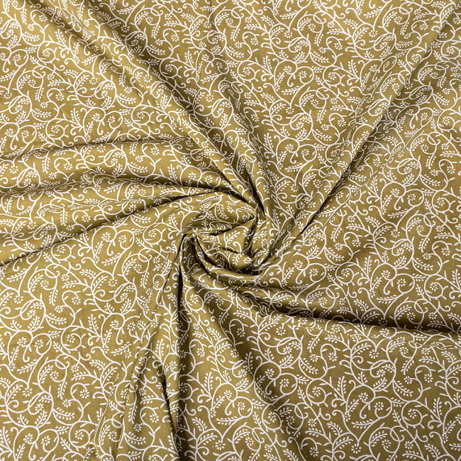 〔1m切り売り〕伝統息づく南インドから　昔ながらの更紗模様布 - カーキ系〔横幅:約109cm〕 4 - インドならではの布ですね。
