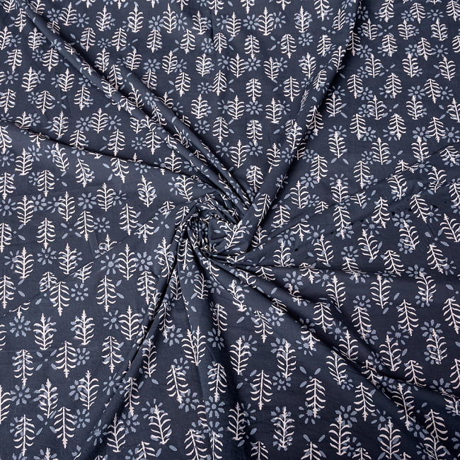 〔1m切り売り〕伝統息づく南インドから　昔ながらの木版染め更紗模様布 - ブラック系〔横幅:約111.5cm〕 4 - インドならではの布ですね。