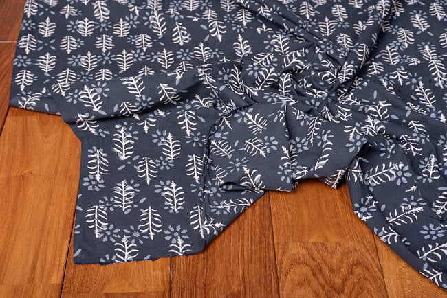 〔1m切り売り〕伝統息づく南インドから　昔ながらの木版染め更紗模様布 - ブラック系〔横幅:約111.5cm〕 5 - 縁部分の写真です。雰囲気ある、このムラはハンドメイドにしか出せません。