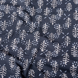 〔1m切り売り〕伝統息づく南インドから　昔ながらの木版染め更紗模様布 - ブラック系〔横幅:約111.5cm〕の商品写真