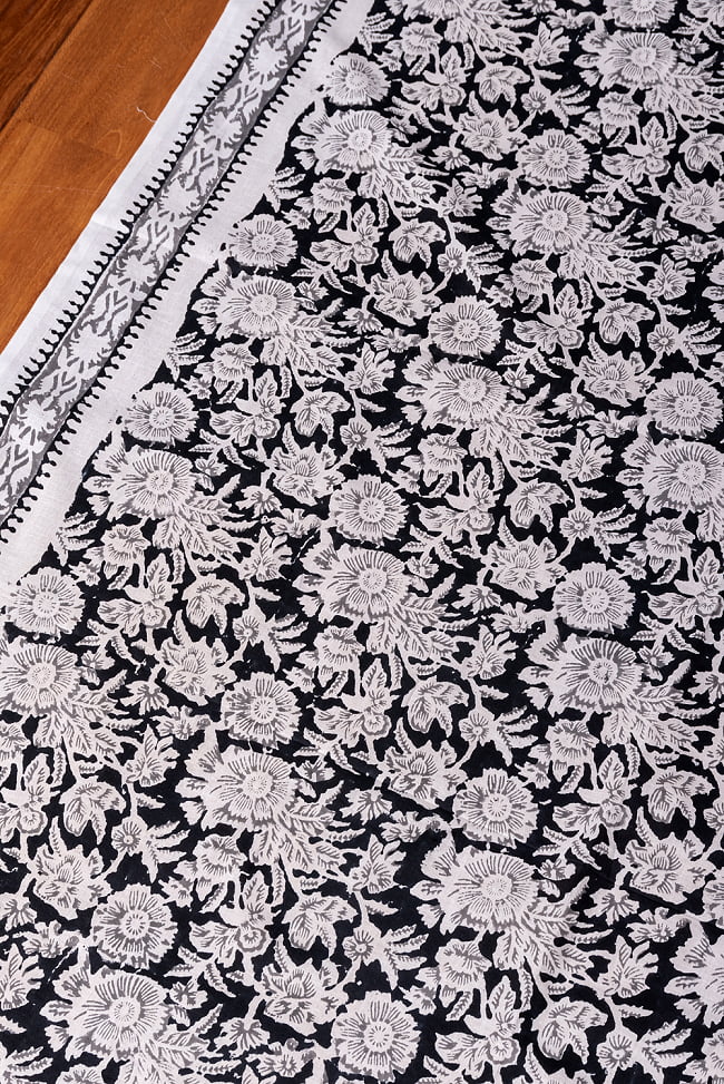 〔1m切り売り〕伝統息づく南インドから　昔ながらの木版染め更紗模様布 - ブラック系〔横幅:約108.5cm〕 2 - とても素敵な雰囲気です