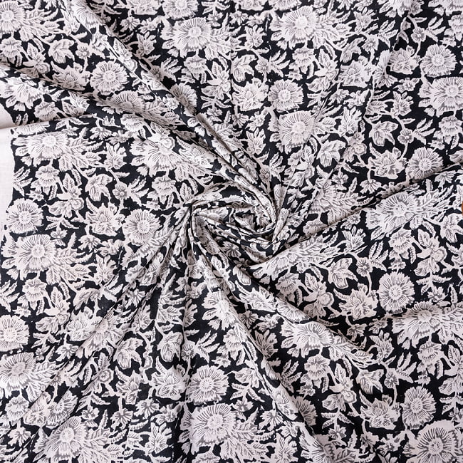 〔1m切り売り〕伝統息づく南インドから　昔ながらの木版染め更紗模様布 - ブラック系〔横幅:約108.5cm〕 4 - インドならではの布ですね。