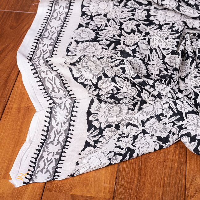 〔1m切り売り〕伝統息づく南インドから　昔ながらの木版染め更紗模様布 - ブラック系〔横幅:約108.5cm〕 5 - 縁部分の写真です。雰囲気ある、このムラはハンドメイドにしか出せません。