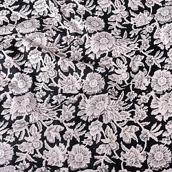 〔1m切り売り〕伝統息づく南インドから　昔ながらの木版染め更紗模様布 - ブラック系〔横幅:約108.5cm〕の商品写真