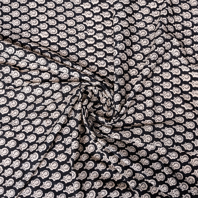 〔1m切り売り〕伝統息づく南インドから　昔ながらの更紗模様布 - ブラック系〔横幅:約112.5cm〕 4 - インドならではの布ですね。
