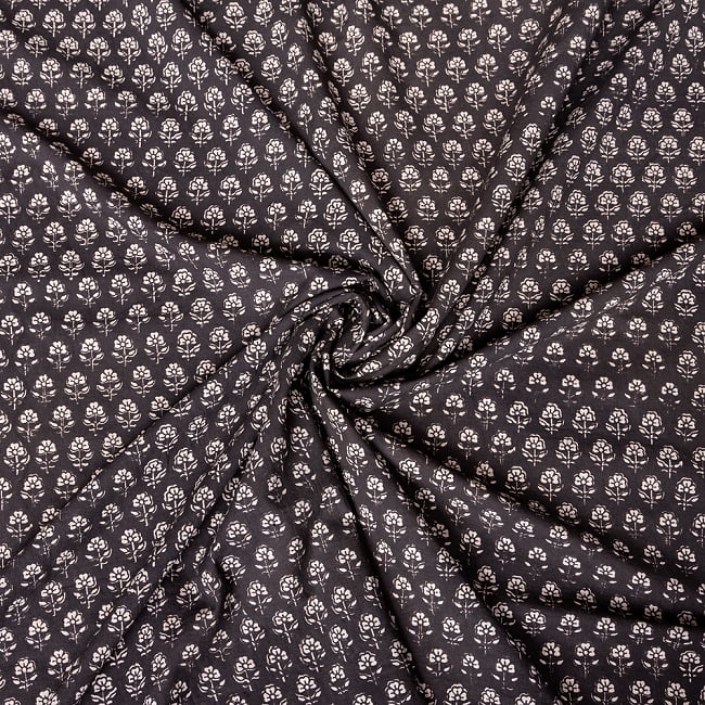 〔1m切り売り〕伝統息づく南インドから　昔ながらの更紗模様布 - ブラック系〔横幅:約113cm〕 4 - インドならではの布ですね。