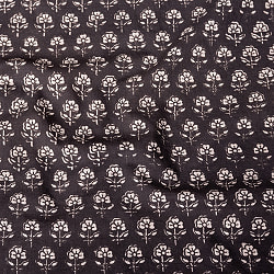 〔1m切り売り〕伝統息づく南インドから　昔ながらの更紗模様布 - ブラック系〔横幅:約113cm〕の商品写真