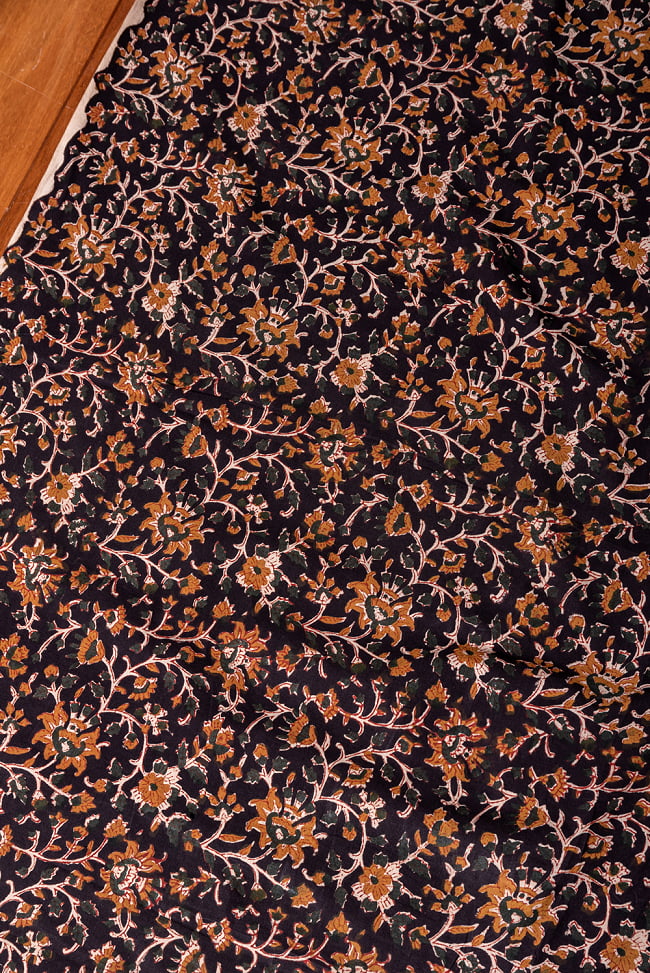 〔1m切り売り〕伝統息づく南インドから　昔ながらの木版染め更紗模様布 - ブラック系〔横幅:約113cm〕 2 - とても素敵な雰囲気です