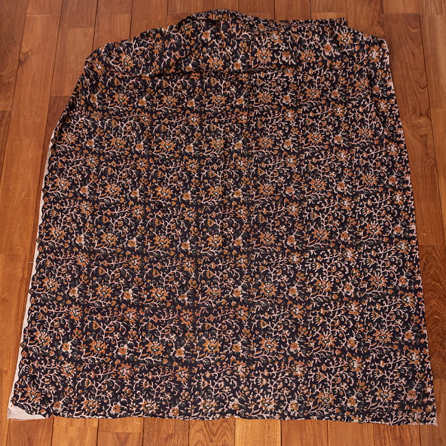 〔1m切り売り〕伝統息づく南インドから　昔ながらの木版染め更紗模様布 - ブラック系〔横幅:約113cm〕 3 - 全体を広げてみたところです。1mの長さごとにご購入いただけます。