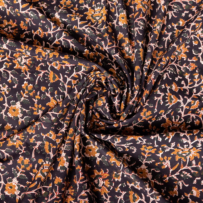 〔1m切り売り〕伝統息づく南インドから　昔ながらの木版染め更紗模様布 - ブラック系〔横幅:約113cm〕 4 - インドならではの布ですね。
