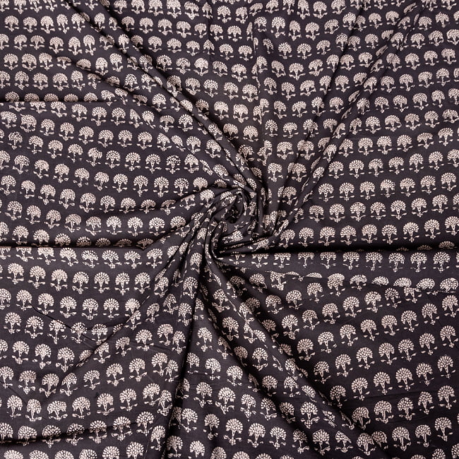 〔1m切り売り〕伝統息づく南インドから　昔ながらの更紗模様布 - ブラック系〔横幅:約113.5cm〕 4 - インドならではの布ですね。