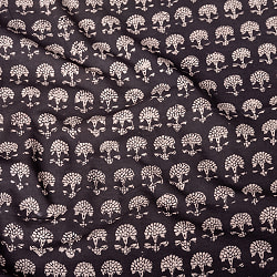 〔1m切り売り〕伝統息づく南インドから　昔ながらの更紗模様布 - ブラック系〔横幅:約113.5cm〕の商品写真