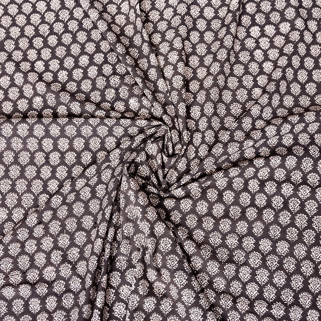 〔1m切り売り〕伝統息づく南インドから　昔ながらの更紗模様布 - ブラック系〔横幅:約114cm〕 4 - インドならではの布ですね。