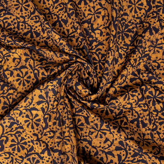 〔1m切り売り〕伝統息づく南インドから　バティック染め布 - イエロー・ブラック系〔横幅:約111cm〕 4 - インドならではの布ですね。