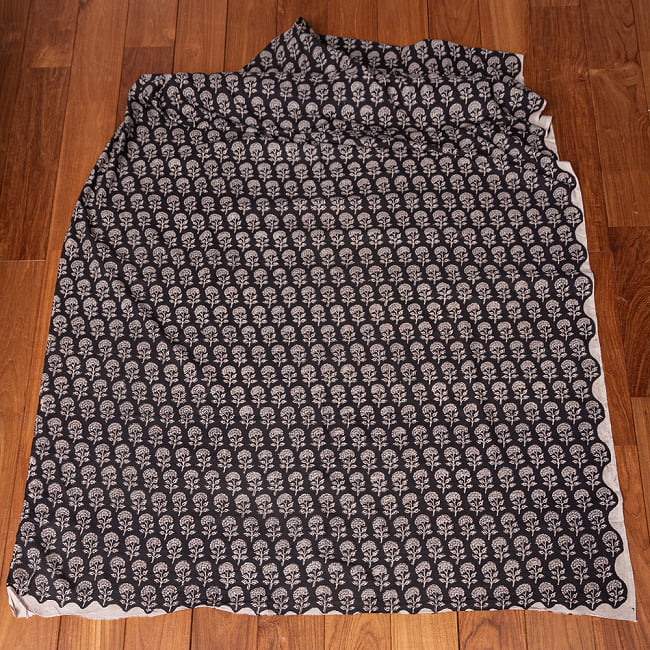〔1m切り売り〕伝統息づく南インドから　昔ながらの更紗模様布 - ブラック系〔横幅:約115cm〕 3 - 全体を広げてみたところです。1mの長さごとにご購入いただけます。