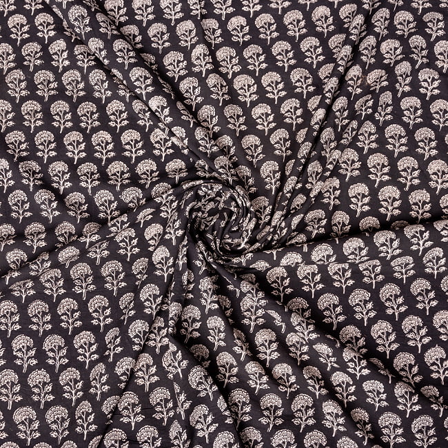 〔1m切り売り〕伝統息づく南インドから　昔ながらの更紗模様布 - ブラック系〔横幅:約115cm〕 4 - インドならではの布ですね。