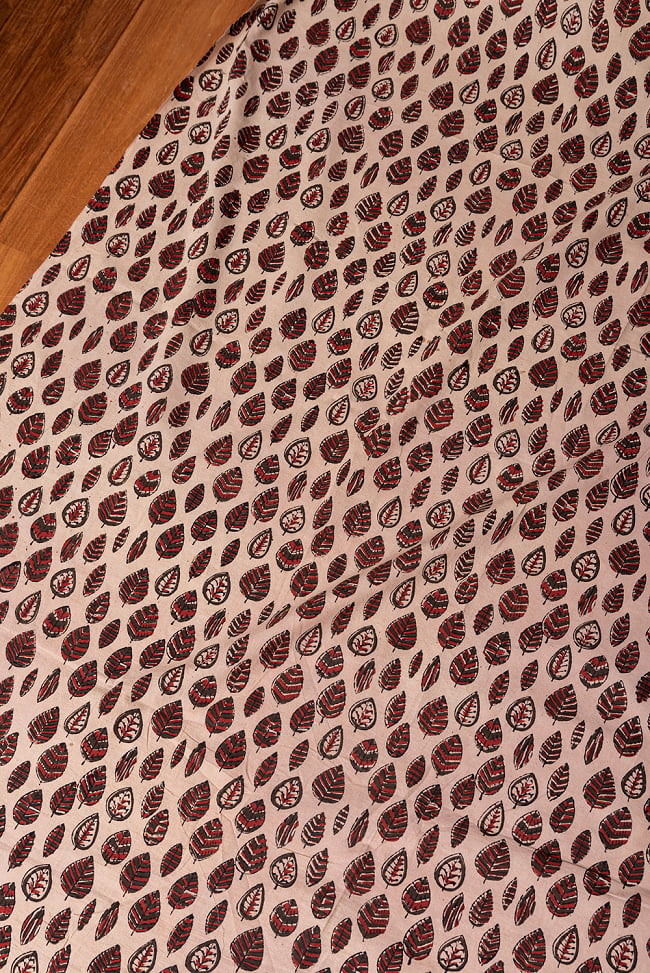 〔1m切り売り〕伝統息づく南インドから　昔ながらの木版染め更紗模様布 - 薄茶〔横幅:約114cm〕 2 - とても素敵な雰囲気です